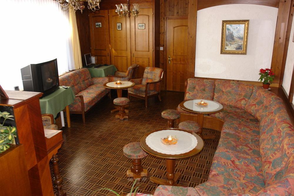 Hotel Rhodania Zermatt Bagian luar foto